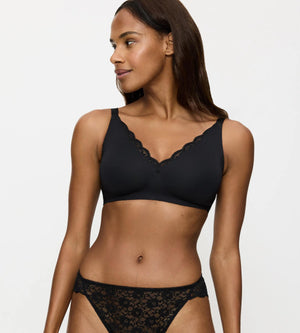 Model wearing the Amourette minimising bra in black, showcasing seamless design and wireless fit for comfort.