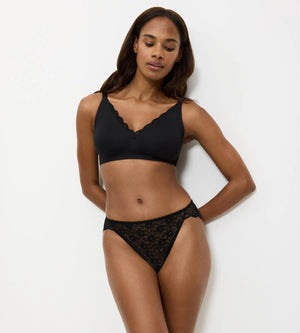 Model wearing the Amourette minimising bra, showcasing seamless design and elegant silhouette in black.