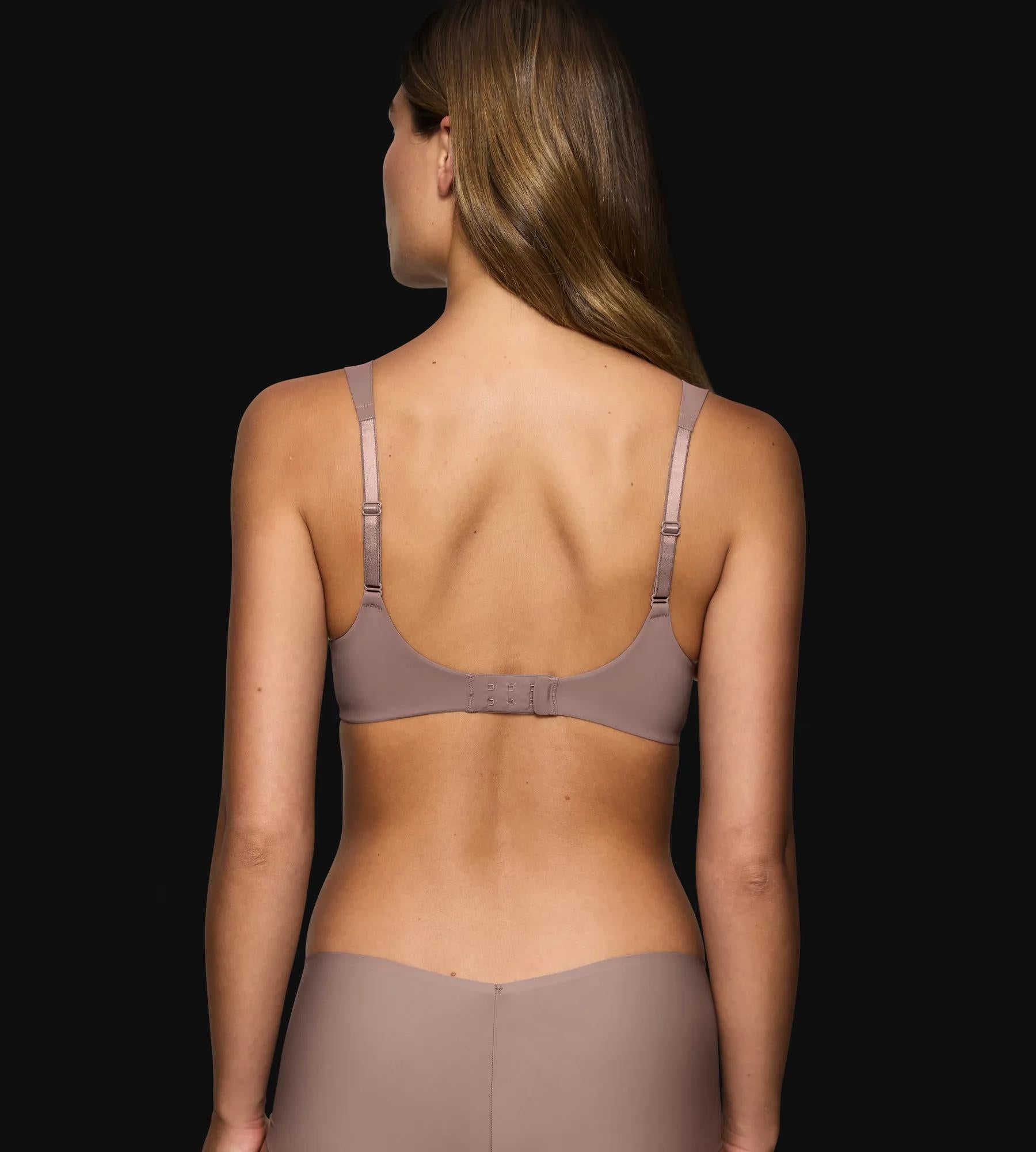 Back view of a woman wearing the Body Make-Up Illusion bra, showcasing comfort and support features.