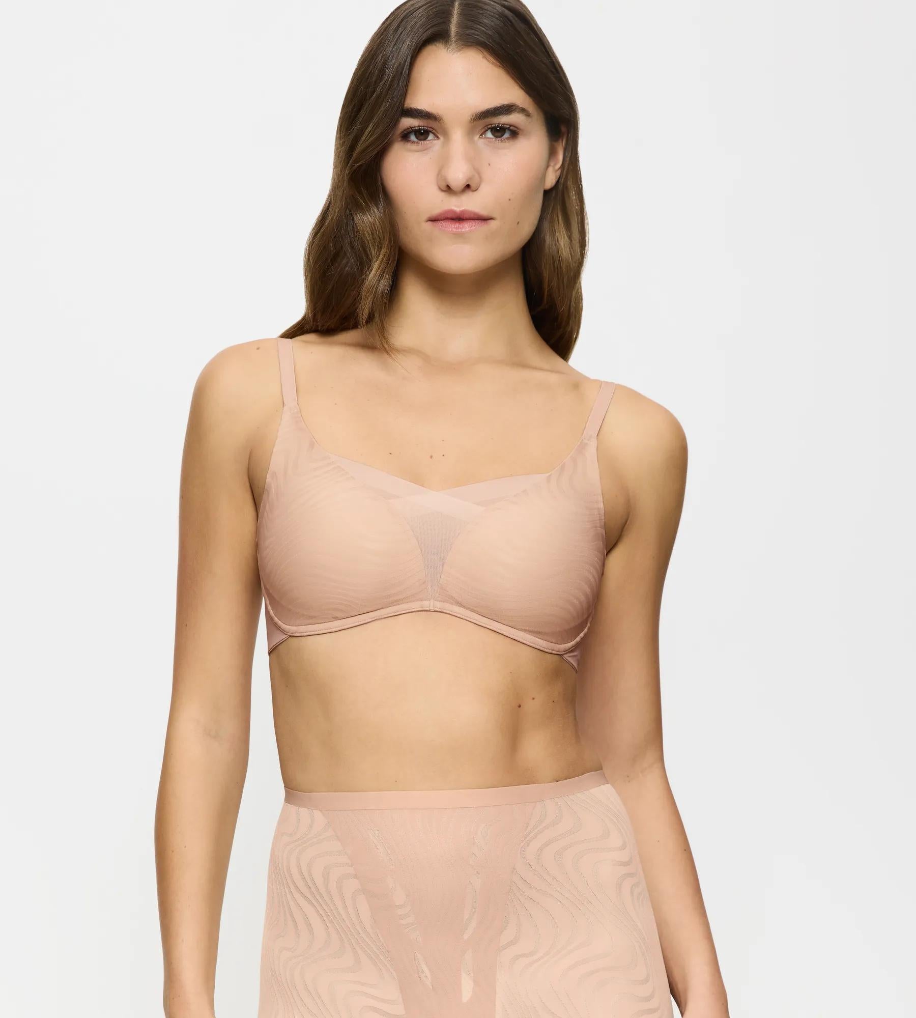Triumph Shape Smart Ellipse, non-wired padded bra for smooth silhouette and comfort in soft nude color.