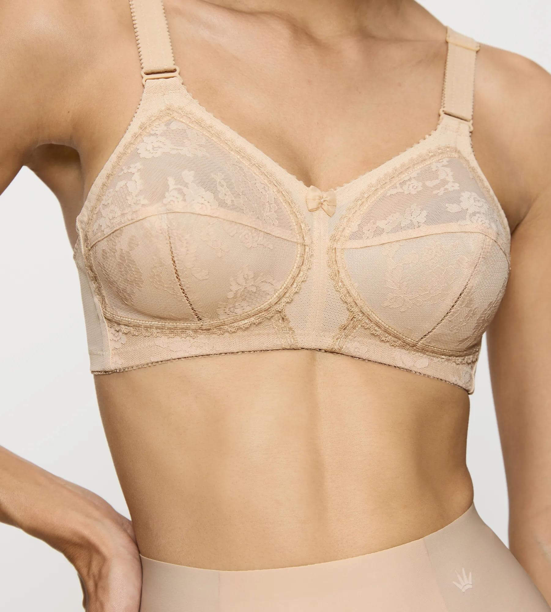 Doreen skin bra in beige, featuring lace design, perfect for fuller busts and optimal support under any outfit.