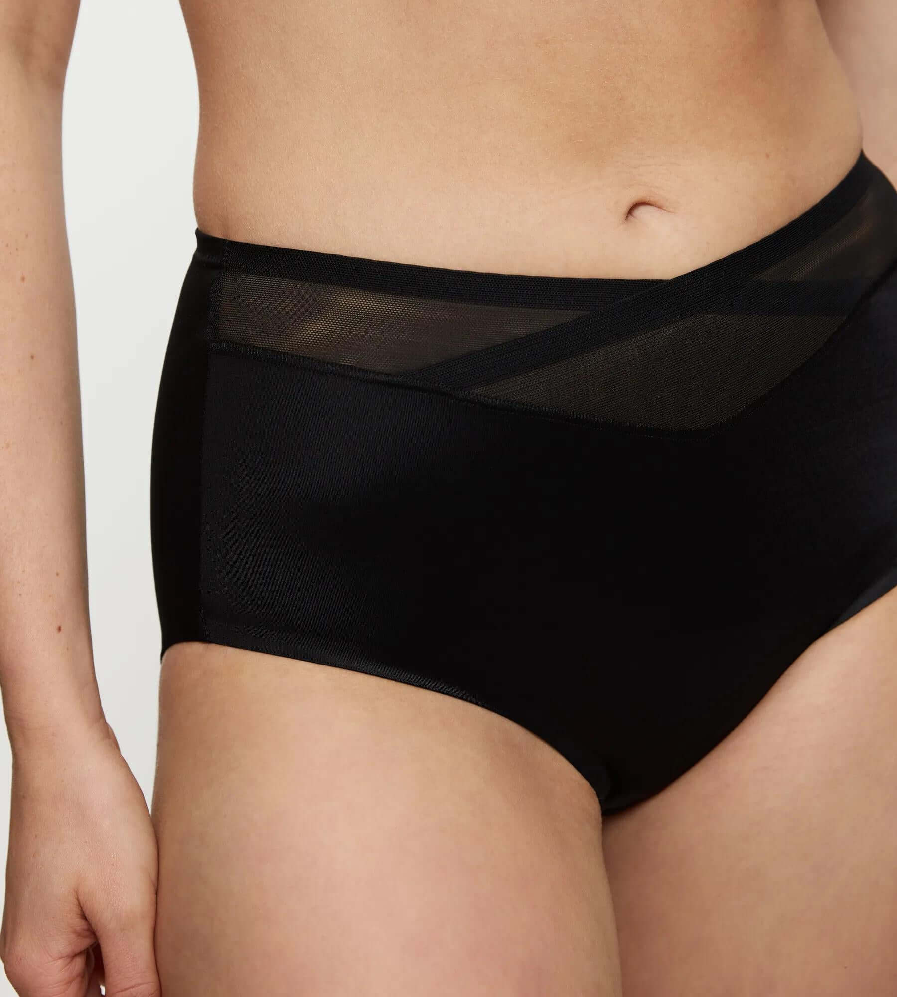 True Shape Sensation high-waisted maxi brief with seamless leg opening for a defined silhouette.