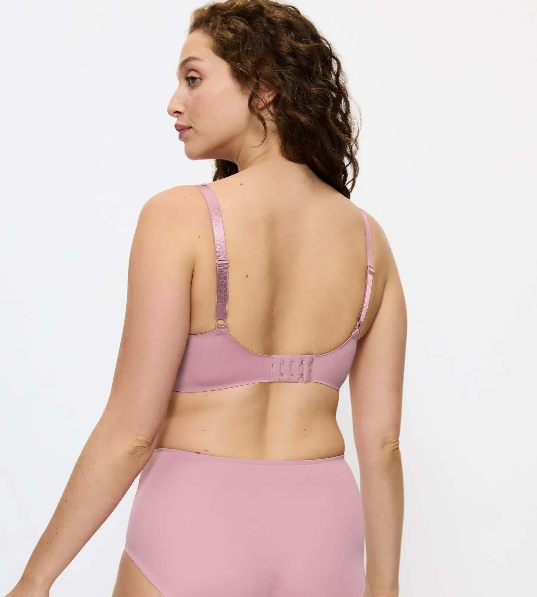 Back view of a woman wearing the True Shape Sensation T minimiser bra in light pink for full coverage and support.