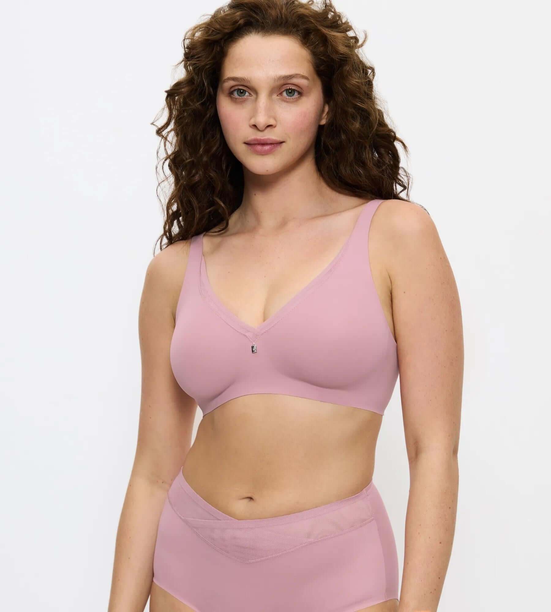 Model wearing the True Shape Sensation T non-wired bra in soft pink color, featuring full coverage and comfort.