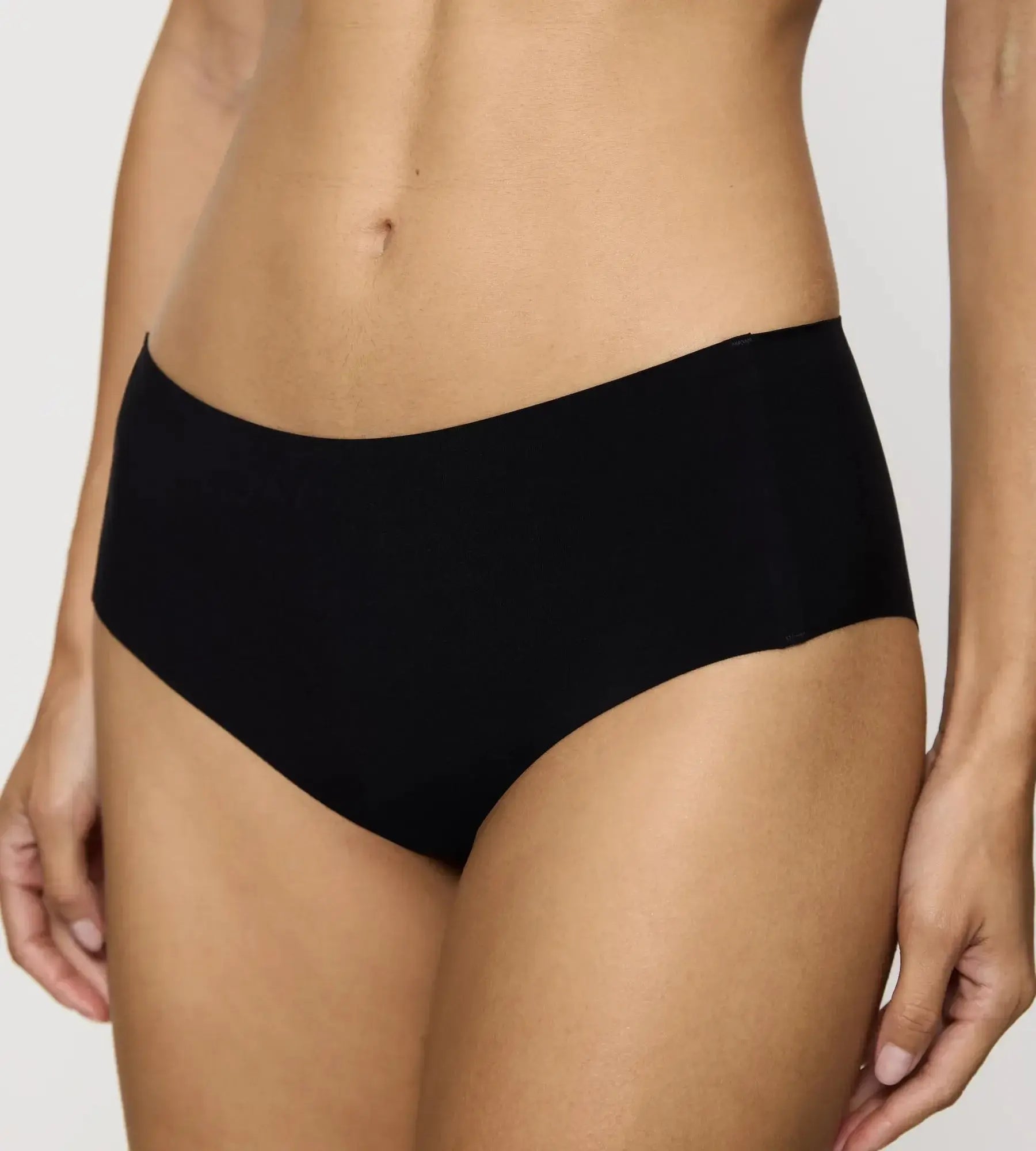 Smart Invisible seamless maxi panty in black, soft and silky fabric, invisible under clothes for ultimate comfort.
