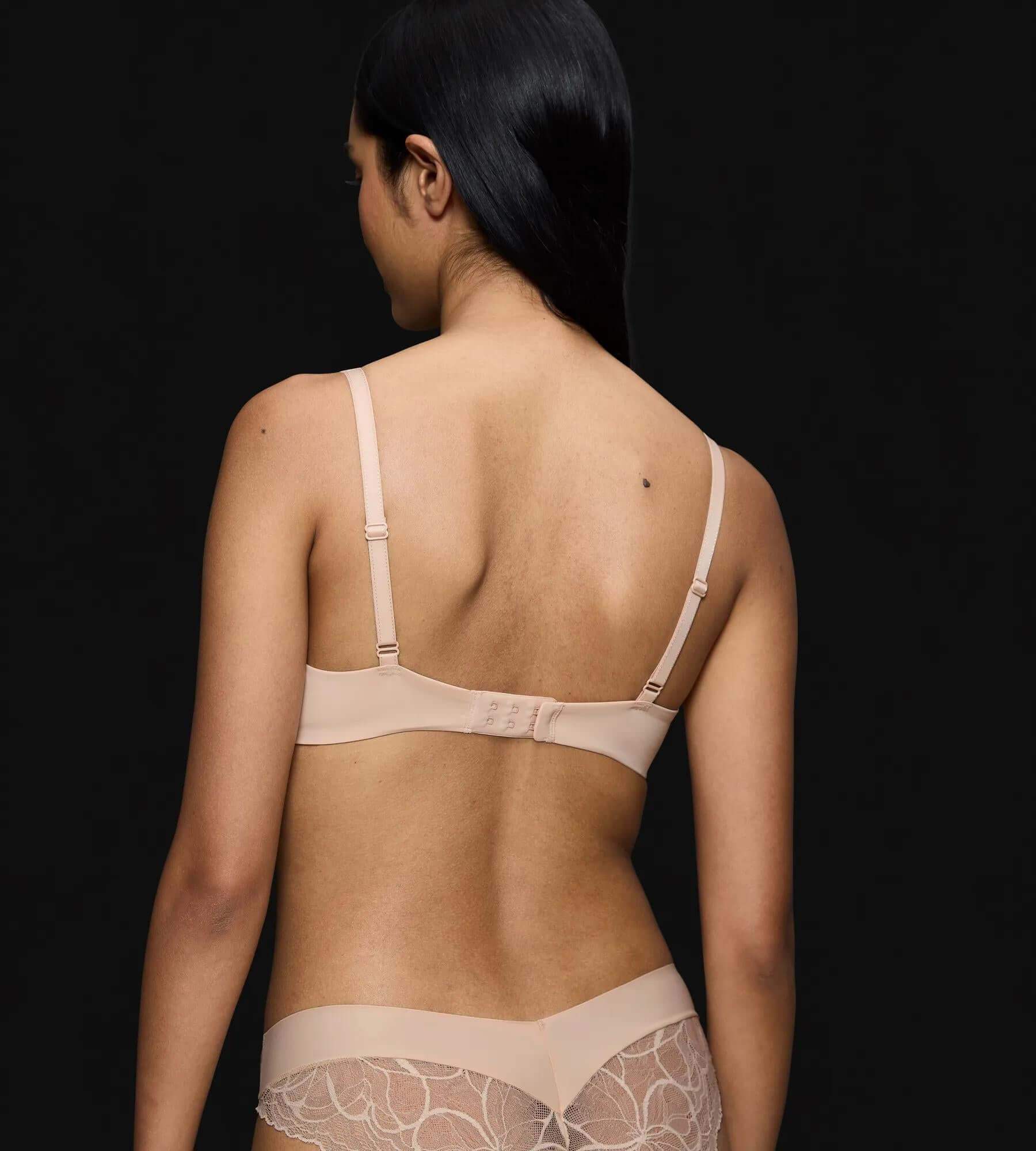 Model showcasing the back of the Body Make-Up Illusion Lace bra, highlighting its smooth design and comfort.