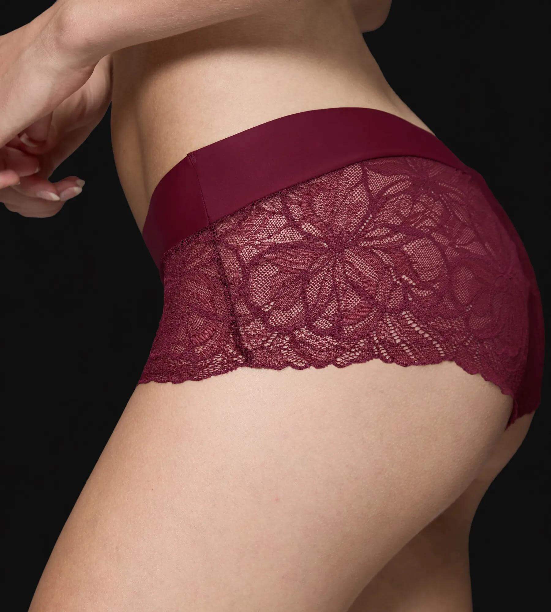 Body Make-Up Illusion Lace shorty briefs in burgundy, showcasing lace design and smooth waistband for comfort.