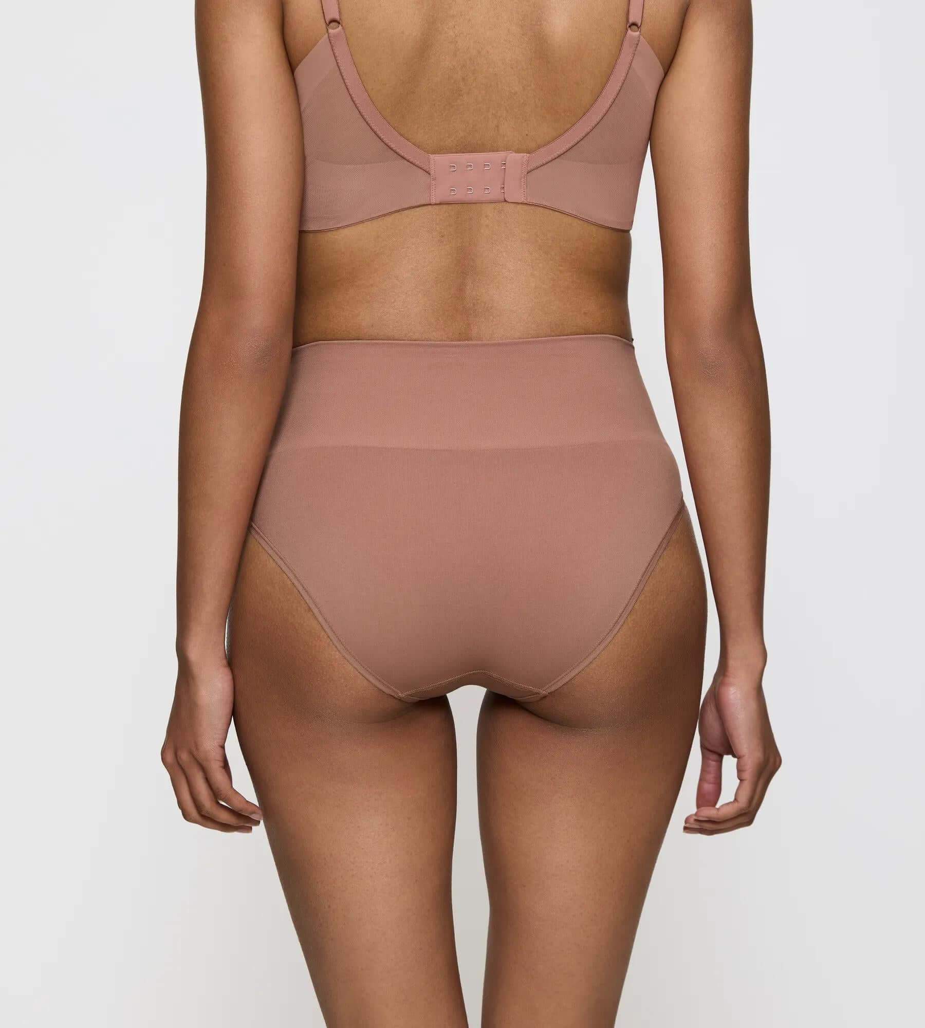 Triumph Soft Sculpt Bandeau Maxi briefs showcased on model, highlighting maximum-coverage and soft fabric design.